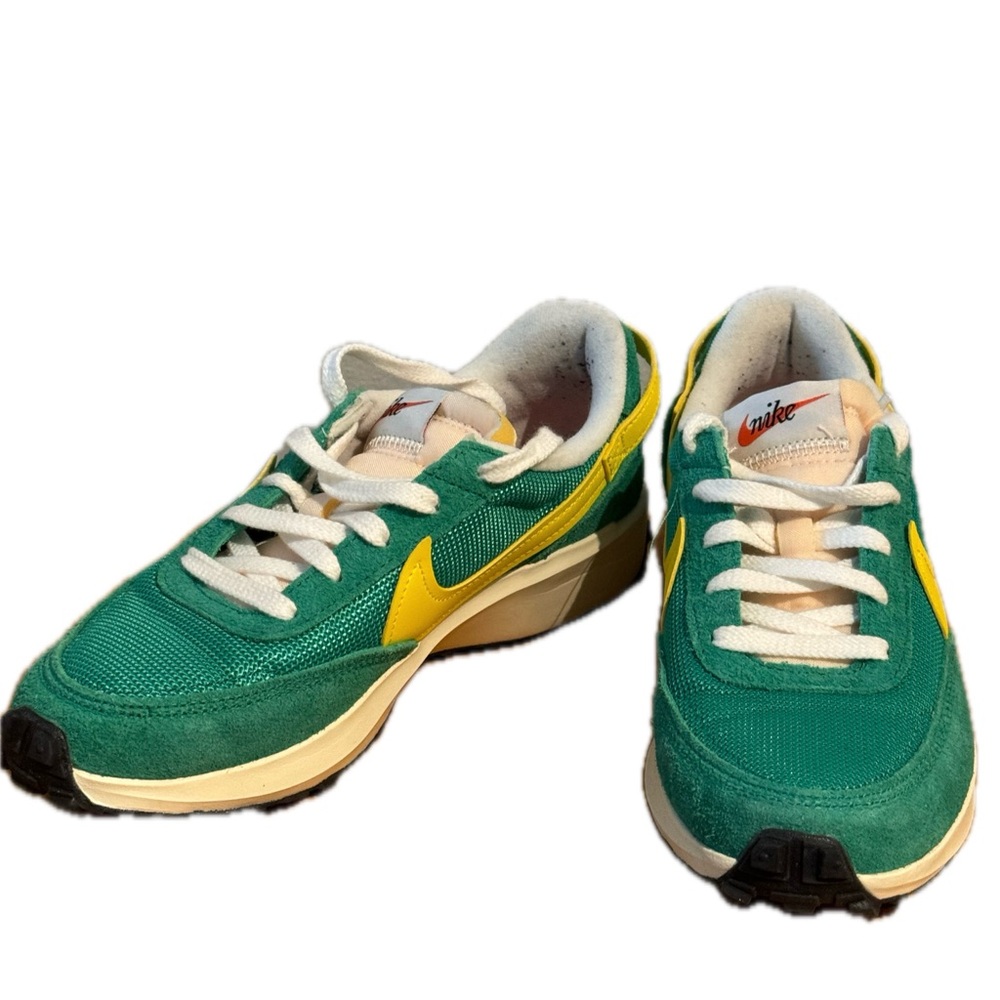 Nike waffle debut vintage stadium green opti yellow. DX2931–300 women’s size 6.